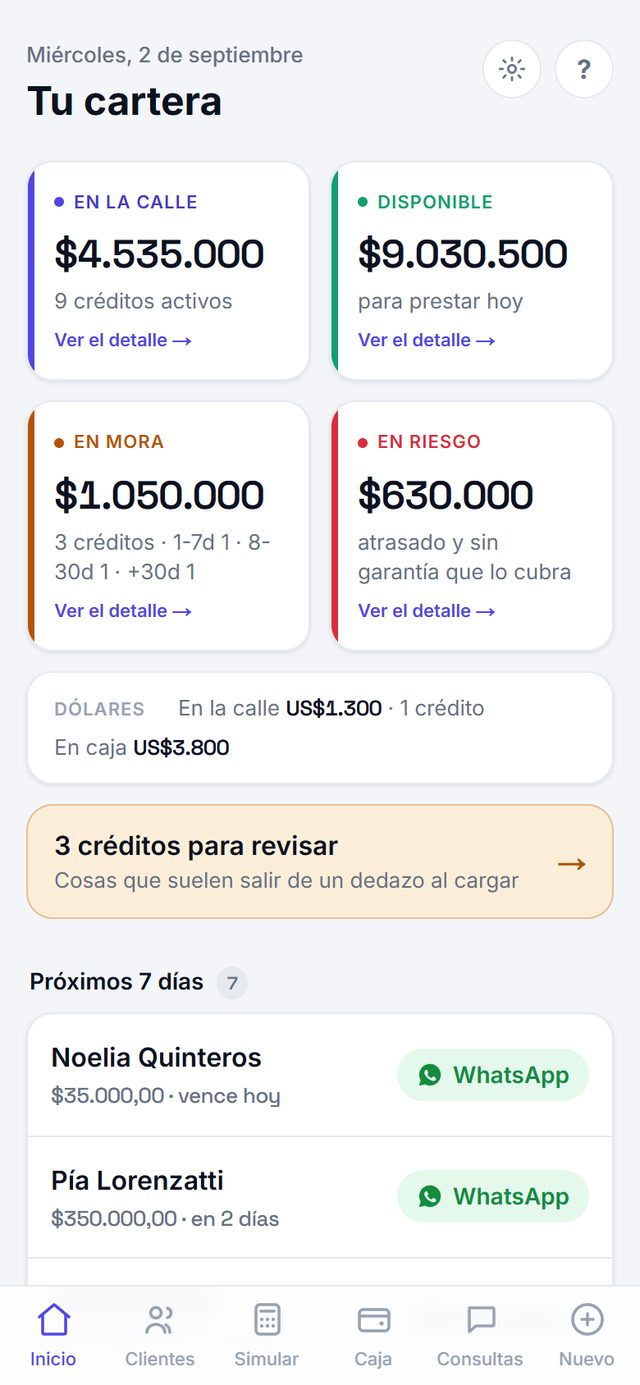 La misma pantalla principal vista en un teléfono, con las tarjetas apiladas y la barra de navegación abajo.