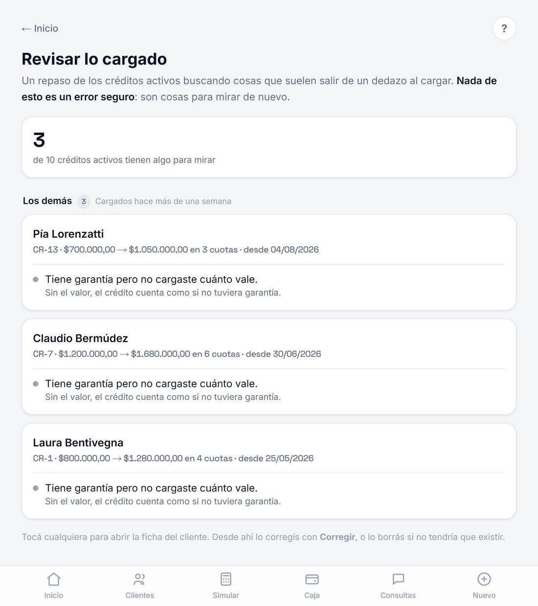 Pantalla de revisión: tres créditos marcados porque tienen una garantía cargada sin su valor, con la explicación de por qué importa.